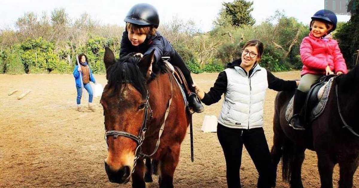 Equitazione, a 4 anni sul pony:  �Curare un cavallo migliora il carattere dei piccoli�
